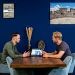 Tijdens de kennismaking en conceptfase bespreken twee mensen aan tafel een nieuw videoproject.
