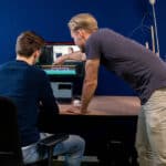 Tijdens de montage en afwerking werken twee editors samen aan een dynamische videomontage.