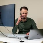 Bij de oplevering en distributie zorgt een man achter zijn computer dat de video klaar is voor publicatie.
